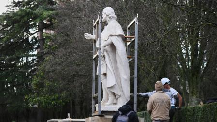 La escultura de Felipe III de Navarra ya en su nueva ubicación de la Taconera