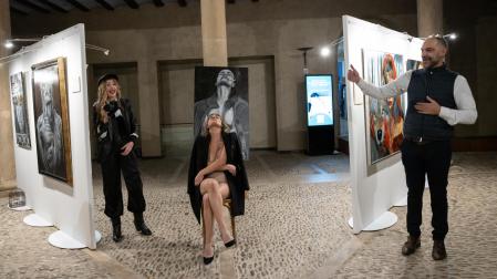 Ricardo Pardo -dcha.- y Silvia Catalán -izda.-, junto a la modelo que inspiró uno de los cuadros de la exposición