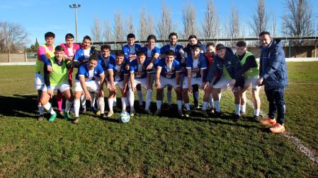 Los jugadores del CD Ablitense (Primera Regional) señalan al césped de su campo antes de jugar su último partido sobre él. El encuentro les enfrentó al Santacara y finalizó con empate a cero
