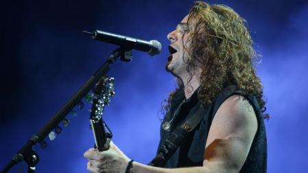 El cantante de Maná, Fher Olvera, durante el concierto que el grupo mexicano ofreció en la Plaza de Toros de Pamplona el 13 de junio de 2003