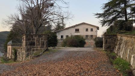 Acceso principal a Casa Ascunce, en Navascués, parte del antiguo parque de camineros. Ahora va a ser rehabilitada