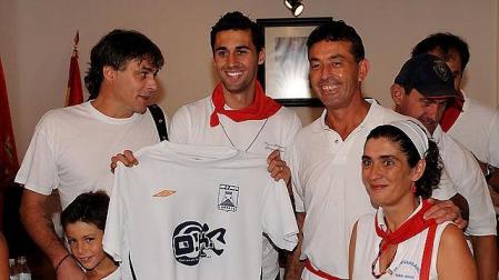 Arbeloa sostiene una camiseta tras el lanzamiento del cohete de Carcastillo en 2010