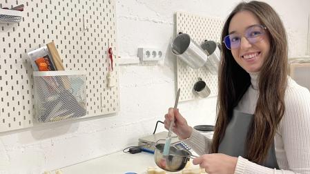 La tudelana Leyre Pascual, en su taller de Barillas, donde produce las velas