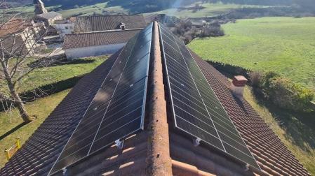 Instalación solar sobre una vivienda residencial