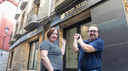 Romero Clemente Ochoa y Manuel Olivera Lavín, en la entrada del Mesón Julián de Tudela