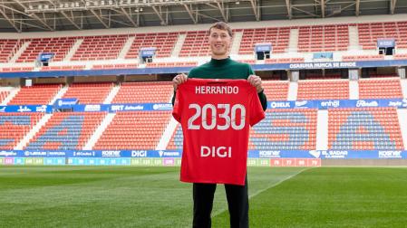 Jorge Herrando posa con la camiseta de la renovación en el césped de El Sadar