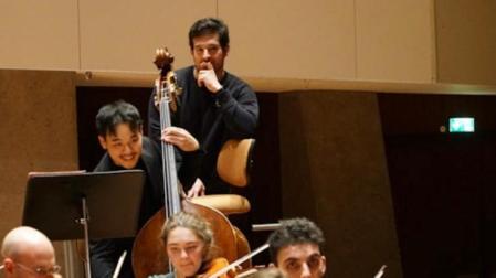 Martin Soler Ruiz dirigiendo uno de sus proyectos musicales en Berlín