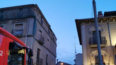 Foto del desprendimiento de un alero en el centro de Tafalla.