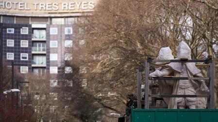 Retirada de las tres últimas estatuas de los reyes de los reyes del paseo de Sarasate