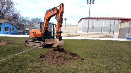 Imagen de los trabajos de retirada del césped del Campo Municipal de Fútbol El Prado de Ablitas