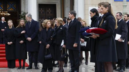 Irene Urdangarin, en primer término, en el exterior de la catedral de Grecia donde tuvo lugar la misa por la hermana de la reina Sofía