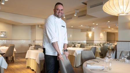 El cocinero José Aguado Sada, en el comedor de su Restaurante Topero ubicado en la plaza de los Fueros de Tudela