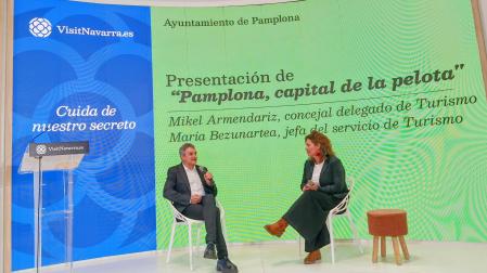 El concejal de Turismo, Mikel Armendáriz, y María Bezunartea, ayer en Fitur durante la presentación de la ‘capitalidad’ de Pamplona
