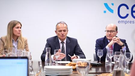 La responsable de Comunicación de la CEN, Paula Díaz; su presidente, Manuel Piquer, y el secretario general, Carlos Fernández Valdivieso