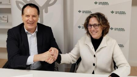 De izquierda a derecha: Juan Mari Ayechu, de Acción Social de Caja Rural de Navarra e Idoia Urzainqui, directora general de Fundación Xilema
