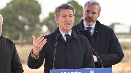 El presidente del PP, Alberto Núñez Feijóo,  y el candidato del PP a la reelección a la Presidencia del Gobierno de Aragón, Jorge Azcón, durante una rueda de prensa, en la fábrica Stellantis
