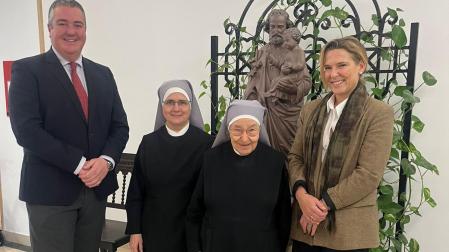El decano, Jaime Ubillos, y la secretaria de la Junta de Gobierno, Ana Gurbido, recibidos por la madre superiora de dicha congregación en Pamplona