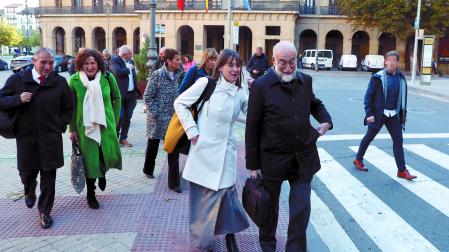 Miembros del Gobierno caminan por el Paseo de Sarasate,  para asistir a un debate sobre el estado de Navarra en el Parlamento