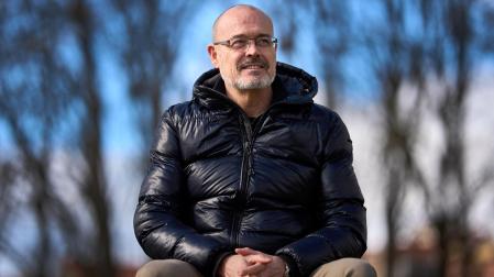 El poeta Santiago Elso Torralba, fotografiado en el entorno del Hospital Universitario de Navarra, donde trabaja como administrativo