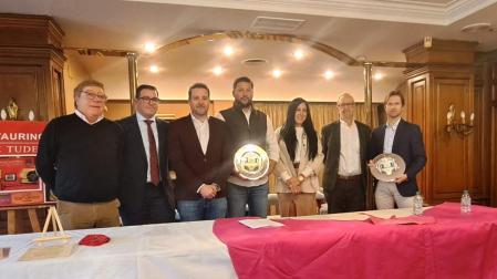 De izda. a dcha.: Carlos Lasheras (Sección Taurina Arenas), Rubén Floriano (Club Taurino de Tudela), Alejandro Toquero, Enrique Luján, Verónica Gormedino, Juan Ramón Díez (Club Taurino de Tudela), e Iván García.
