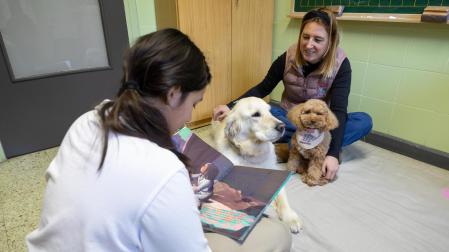 Elizabeth Francés (Mumkoa), junto a los perros ‘Klaus’ y ‘Mathilda’, en la sesión celebrada en la Anunciata