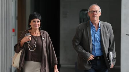 Los parlamentarios de EH Bildu Laura Aznal y Adolfo Araiz, en el Parlamento.
