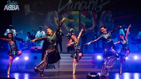 Este espectáculo reúne en el escenario a 10 músicos de pop-rock nacional y 16 bailarines y animadores