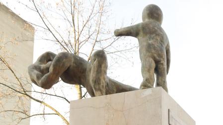 Escultura de Juan José Aquerreta que rinde homenaje a las víctimas del terrorismo en la plaza de la Constitución de Pamplona