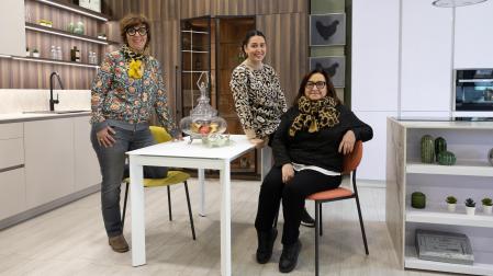 De izquierda a derecha: Marta Ríos Ramos (miembro del equipo) y las propietarias Adriana Ayala Rapún y su madre Mari Carmen Rapún León