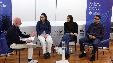 Desde la izquierda: Yulen Garmendia (Diario de Navarra), junto a Rahma Daira, Chaima Hainan y Abderrahmane Doukkali Filali, integrantes de la Asociación Juvenil Al-Rissala.