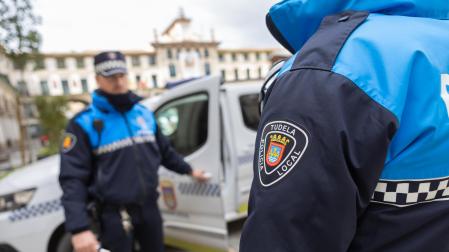Dos agentes de la Policía Municipal de Tudela, en la plaza de los Fueros
