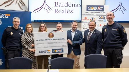 De izquierda a derecha: José Antonio Guillén Pineda (organizador de la carrera solidaria Ruta 091), Alicia Echeverría Jaime (delegada del Gobierno en Navarra); Paula Rodríguez Arruti (presidenta de ANA), Manuel Jesús del Collado Olivares (jefe superior de Policía de Navarra), Alejandro Toquero Gil (alcalde de Tudela), José María Agramonte Aguirre (Presidente de la Comunidad de Bardenas), y José Antonio Palacios Fatas (jefe de la comisaría de Policía Nacional en Tudela)