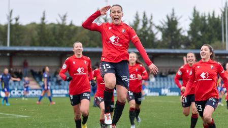 La autora del primer gol Andrea Palacios celebra junto a sus compañeras