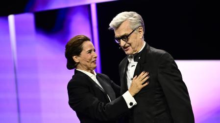 Desiree Nosbusch, presentadora, y Wim Wenders, presidente del jurado, durante la ceremonia de apertura de la Berlinale 2026.