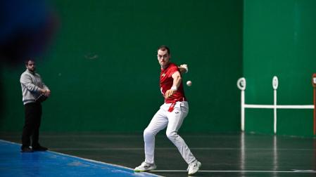 Unai Laso golpea a una pelota en el partido del pasado lunes en Tolosa.