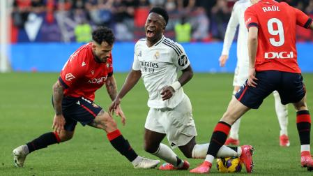 Vinicius exagera una caída ante Rubén García y Raúl la temporada pasada.