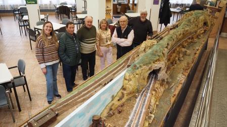 Desde la izda., posan junto a la maqueta que recoge hitos clave del recorrido del Tren Irati: Amaya Flores Del Redal, Manolo Martín Salas, Nacho Salsamendi Pérez, Paqui Funes Rodríguez, Francisco Javier Gómez Vique y Alberto Rodríguez Elizalde
