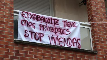 Una pancarta contraria al proyecto de la calle Remiro de Goñi en una vivienda de la zona