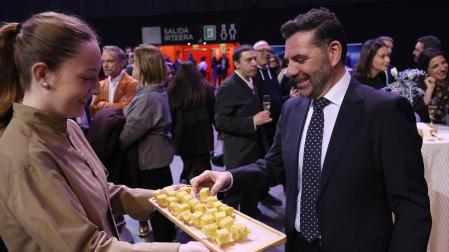 Sergio Beni sirviéndose un trozo de sus tortillas, que acapararon la atención en el aperitivo