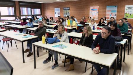 Imagen de los asistentes a la presentación de la guía en el IES Valle del Ebro de Tudela