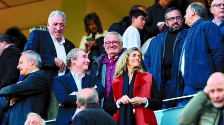 El palco de El Sadar el pasado sábado, con Luis Sabalza en el centro y a la derecha de la imagen Javier Remírez