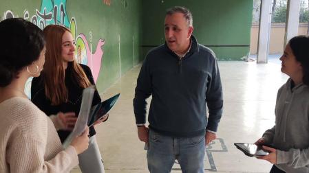 Jon Mendizabal, con alumnas del colegio Escolapios de Tafalla.