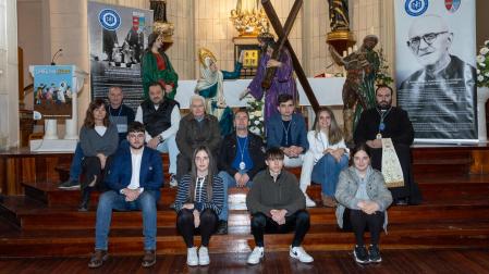 Asistentes a la presentación de la restauración del paso, con sus cuatro figuras tras ellos