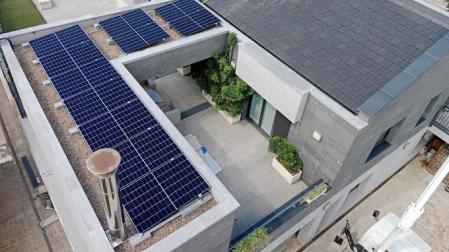 Instalación solar sobre una vivienda residencial