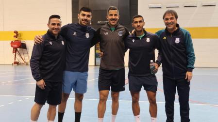 Imanol Arregui, con su cuerpo técnico en Kuwait
