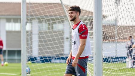 Iker Muñoz, sonriente en la sesión de entrenamiento celebrada este jueves en Tajonar.