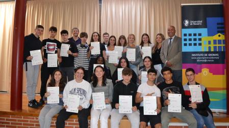 Alumnado del IES Basoko recibiendo el título de idiomas entregado por el representante de Cambridge