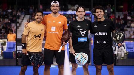 Guillermo Chingotto, Alejandro Galán, Jon Sanz y Coki NIeto, antes de iniciar la semifinal en el Premier Padel Gijón P2,