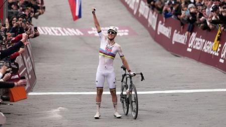 Pogacar celebra su victoria en la Strade Bianche.