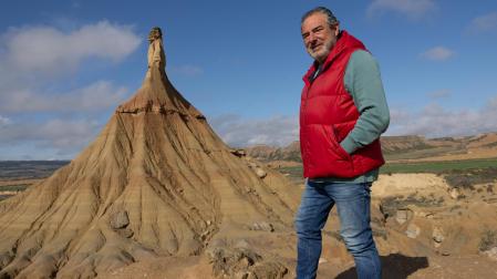 El presidente de Bardenas, José Mª Agramonte, posa ante el cabezo de Castildetierra, donde se aprecia el deslizamiento de tierra